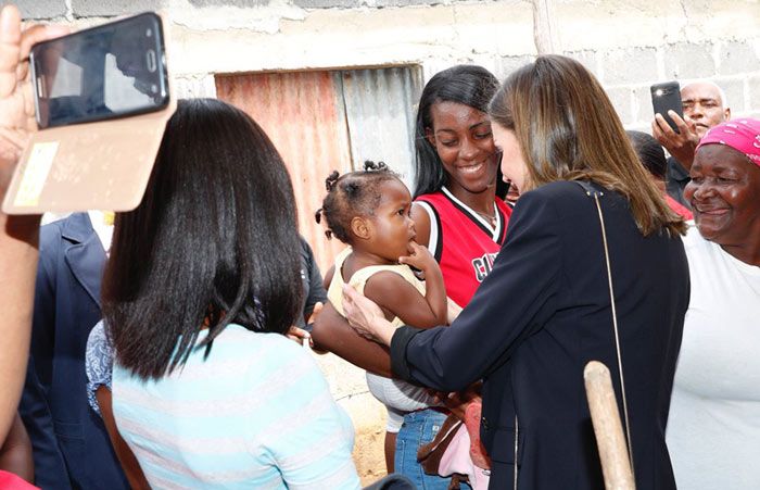 Letizia en su primer día de viaje de cooperación en República Dominicana