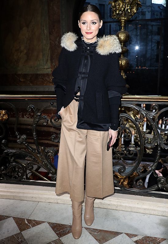 Olivia Palermo con pantalones beige