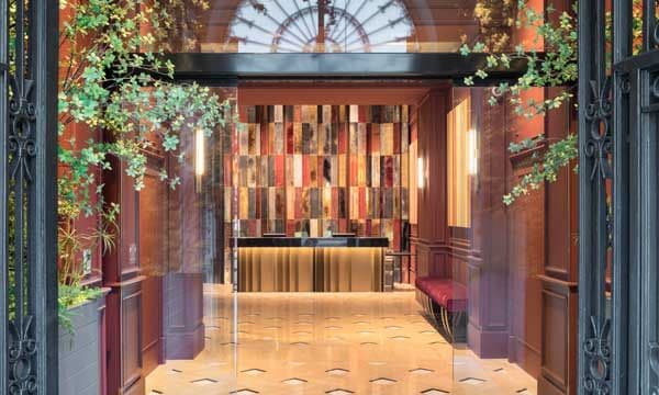 A la hora de decorar la recepción del Hotel Vincci Mae (Barcelona), Jaime Beriestain ha huido de los códigos tradicionales, creando un espacio novedoso de techos altos, flanqueado por una pared en vegetal en la entrada, que reinterpreta el clásico zaguán.
