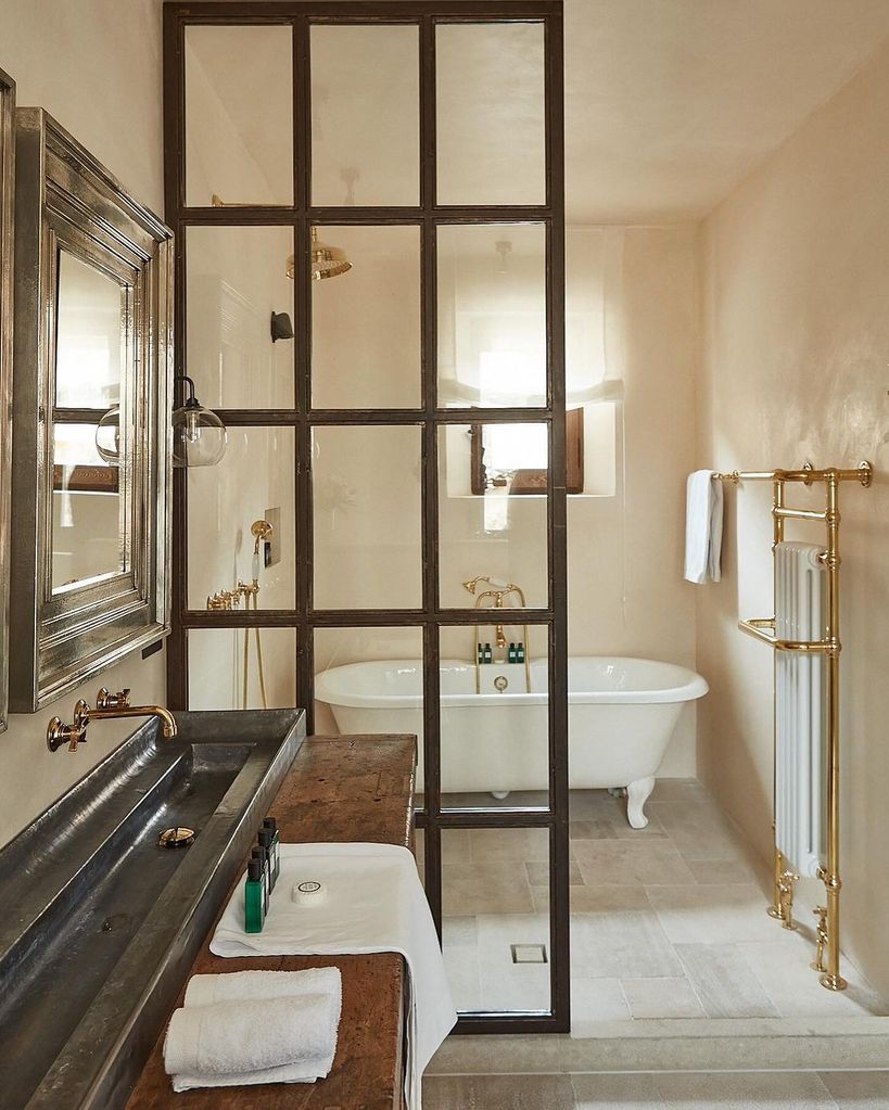 Casa Taberna de Samantha Vallejo Nájera en Pedraza (Segovia). Baño rústico con bañera