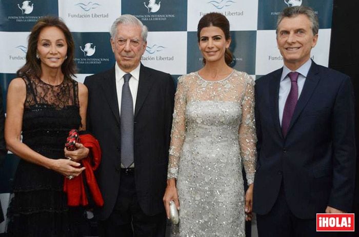 Mario Vargas Llosa, Isabel Preysler, el presidente de Argentina, Mauricio Macri, y su mujer, Juliana Awada, en la cena benéfica anual de la Fundación Libertad celebrada en Buenos Aires. Fotografía cedida por la Presidencia de Argentina
