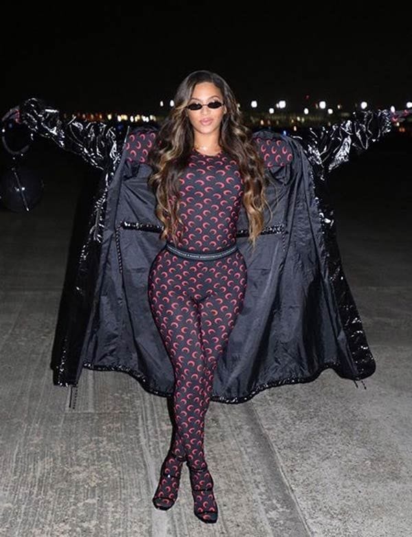 Beyoncé con estampado de lunas