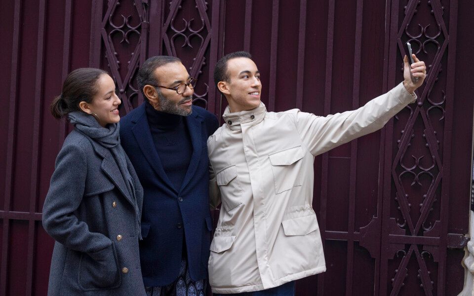 Mohamed VI de paseo con sus dos hijos, Moulay Hassan y Lalla Khadija en París en noviembre de 2024