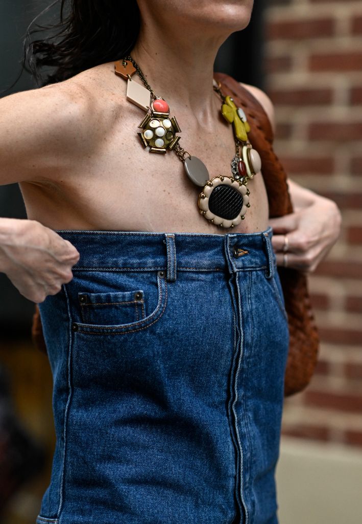 Collar grande con top denim