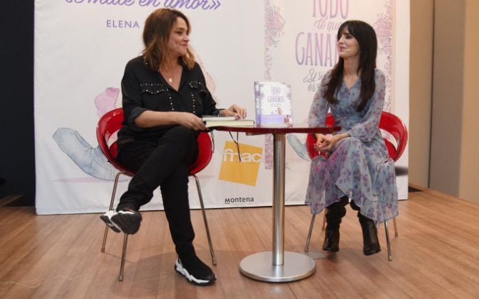 Emi, la hermana de Elena Huelva, presentando su libro con Toñi Moreno