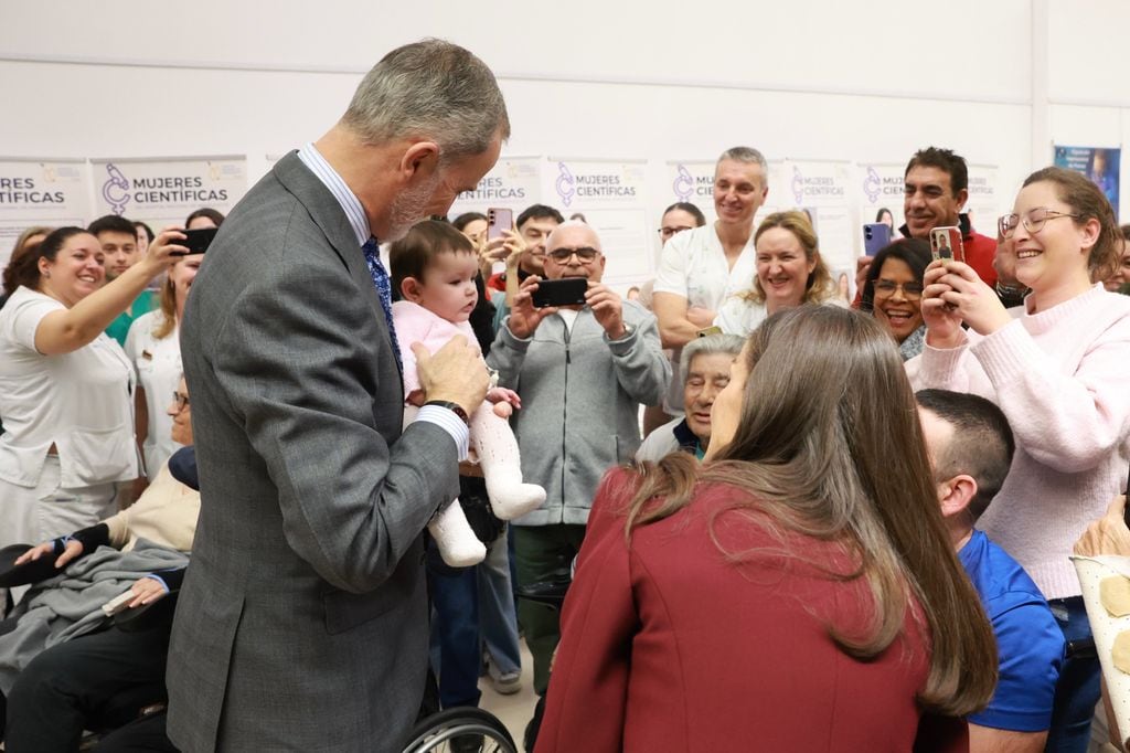 Los reyes Felipe y Letizia en el hospital de Paraplejicos de Toledo 