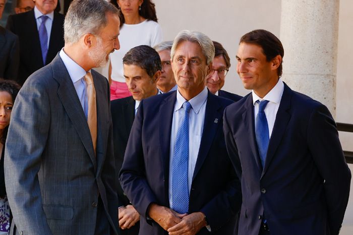 El monarca charla con el tenista