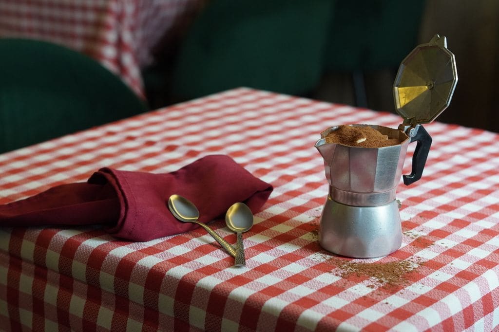 Tiramisú servido en cafetera de Totó e Peppino