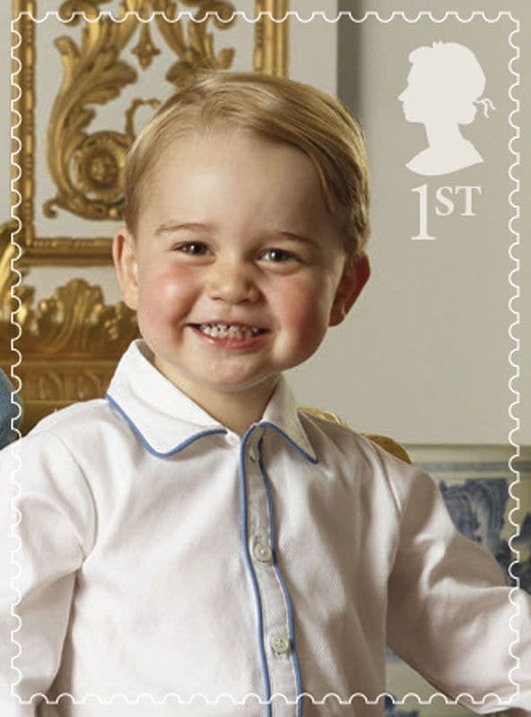 Para George de Cambridge, al que subieron a un pequeño pedestal para poder ajustar la foto, este es su primer sello de la Royal Mail
