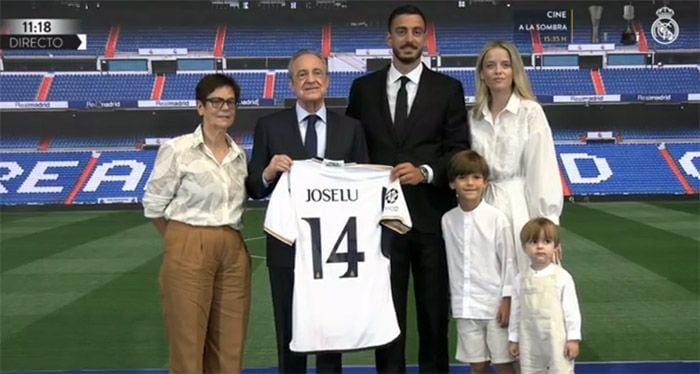 Joselu, rodeado de su familia, en su presentación como jugador del Real Madrid