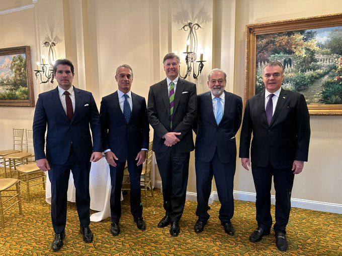 El actor también compartió esta foto captada en el Capitolio a Christopher Landau, ex embajador de Estados Unidos en México y los empresarios mexicanos, Francisco Alberto Cervantes Díaz, Carlos Slim Helú y de su hijo mayor, Carlos Slim Domit. .