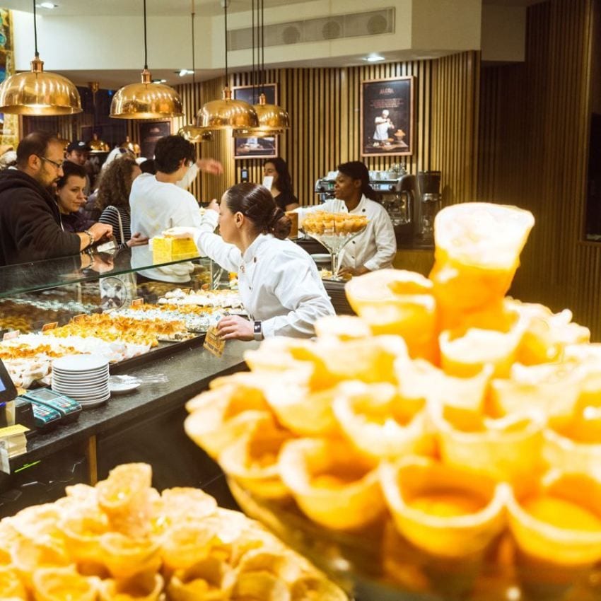 Interior de la pastelería Alcôa, en la Rúa Garret.