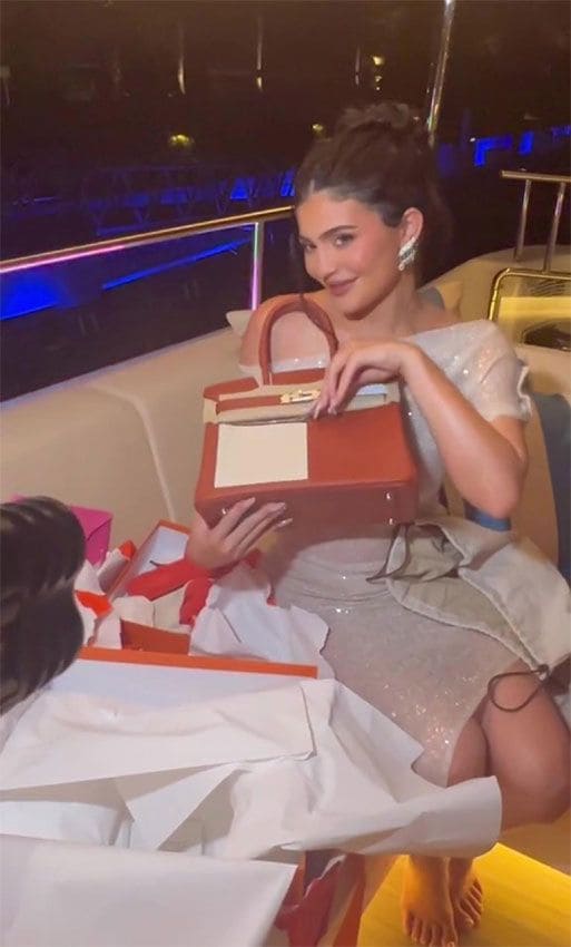 El regalo de cumpleaños de Kylie Jenner: un bolso personalizado de 100.000 euros