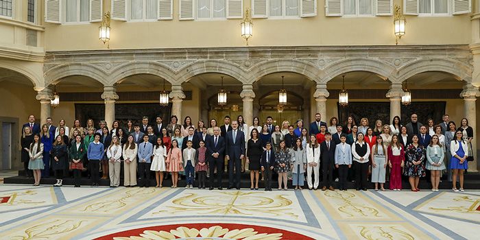 Felipe VI con los premiados y sus familias 