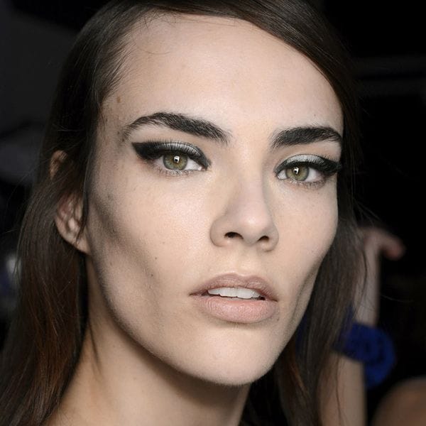 Prueba a ser un poco más arriesgada y copia el eyeliner gráfico, grueso y en negro con plata de Jean Pierre Braganza
