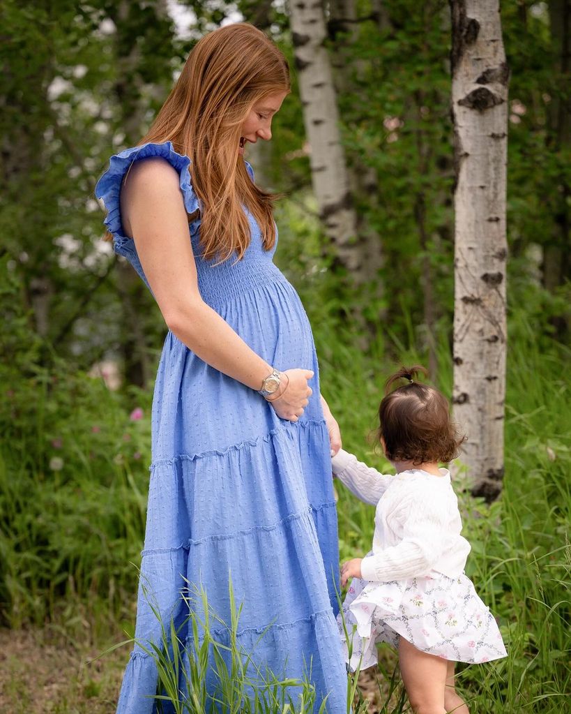 Jennifer Gates anuncia que espera su segundo hijo en una bonita foto con su hija mayor
