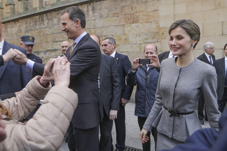 Doña Letizia posó ante Juani, una de las salmantinas que esperaba por fuera del Paraninfo de las Escuelas Mayores de la Universidad
