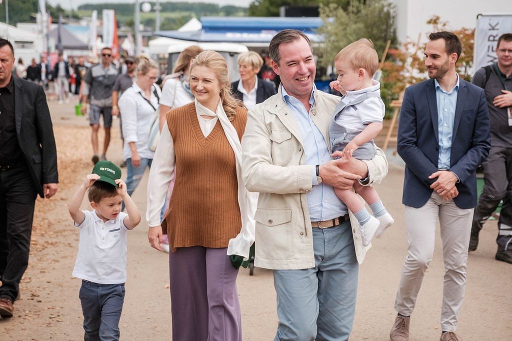 Stèphanie de Luxemburgo junto a sus hijos disfrutando de un día en la granja 