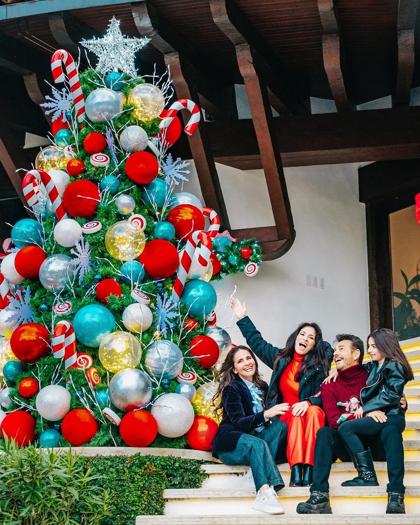 Eugenio Derbez y su familia posaron frente a su enorme árbol navideño.