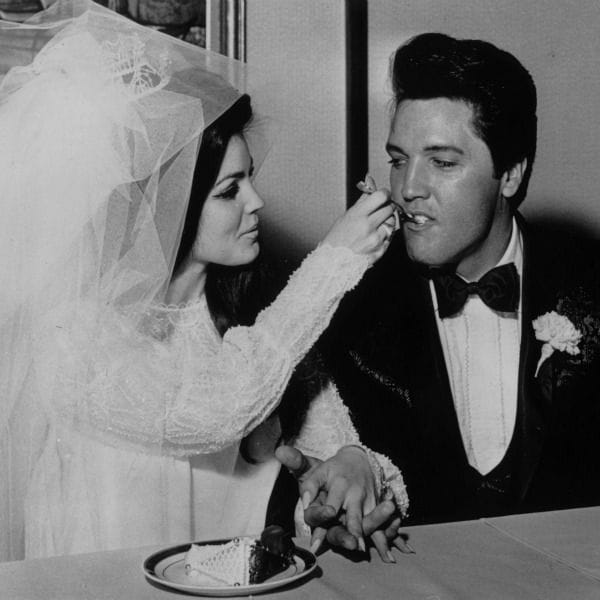 Uno de los matrimonios más célebres en la historia de Las Vegas, y que desde entonces ha dado lugar a infinidad de bodas temáticas inspiradas en ellos, fue la de Elvis y Priscilla Presley en el hotel Aladdin, el 1 de mayo de 1967. La ceremonia duró 8 minutos.
