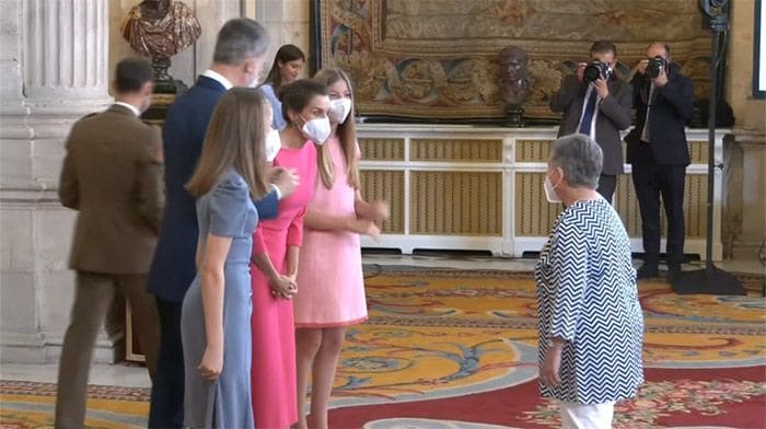 Los Reyes, junto a Leonor y Sofía, rinden homenaje a los trabajadores esenciales durante la pandemia