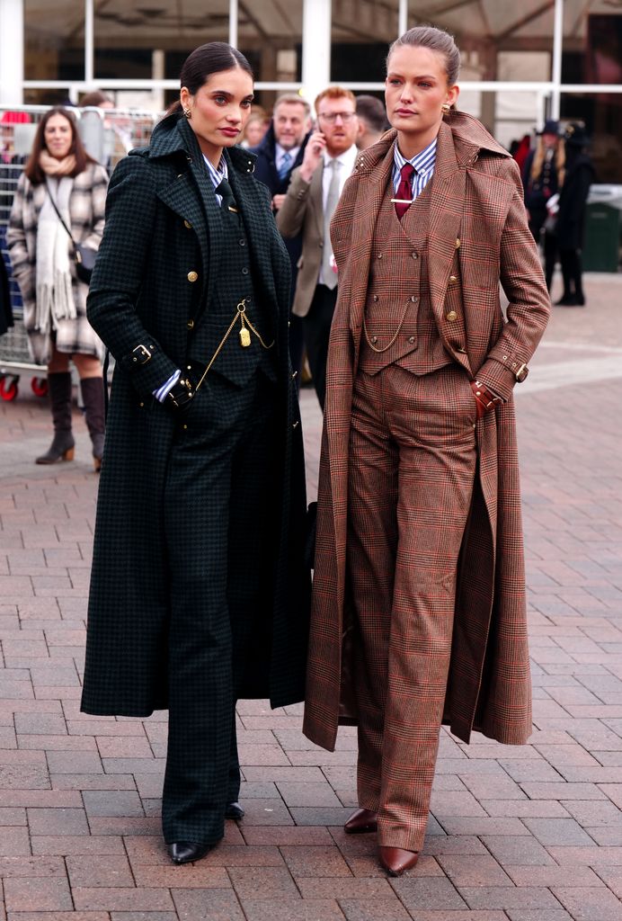 Look de invitada con traje de chaleco y corbata en el Festival Cheltenham 2025