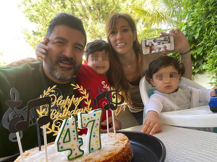 Tony Aguilar sopla las velas de su tarta de cumpleaños