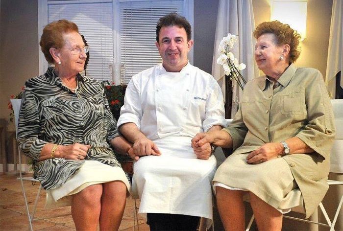 Martín Berasategui con su madre y su tía