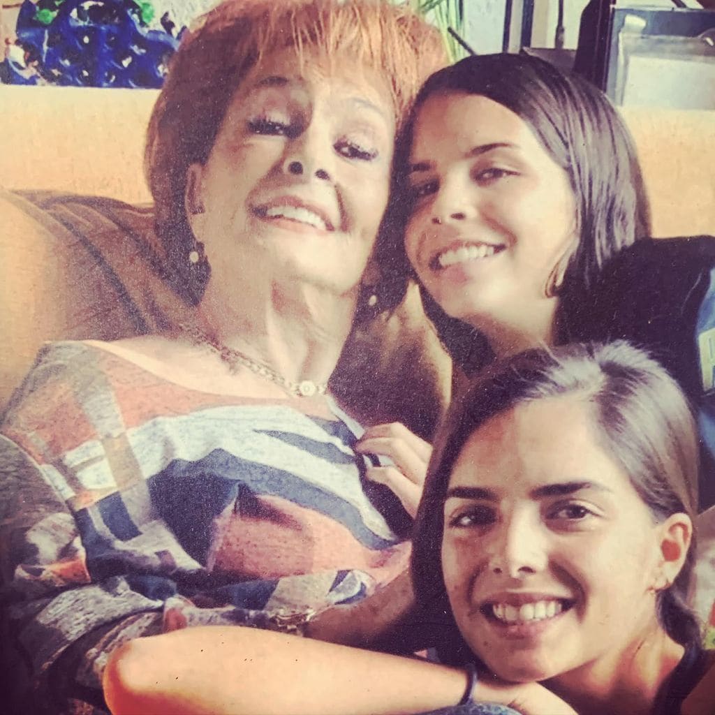 Talina Fernández y sus nietas Paula y María Levy