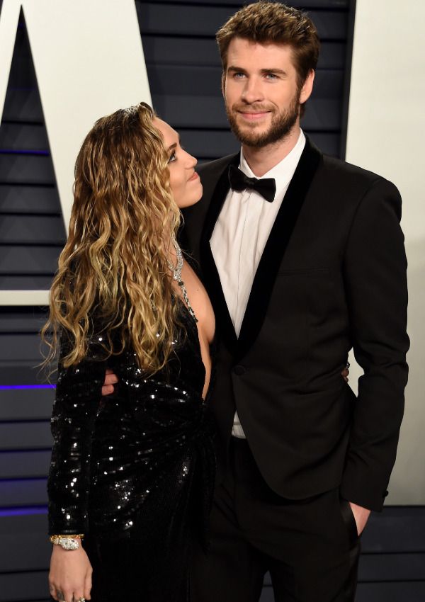 Miley Cyrus y Liam Hemsworth en una fiesta de los Oscar