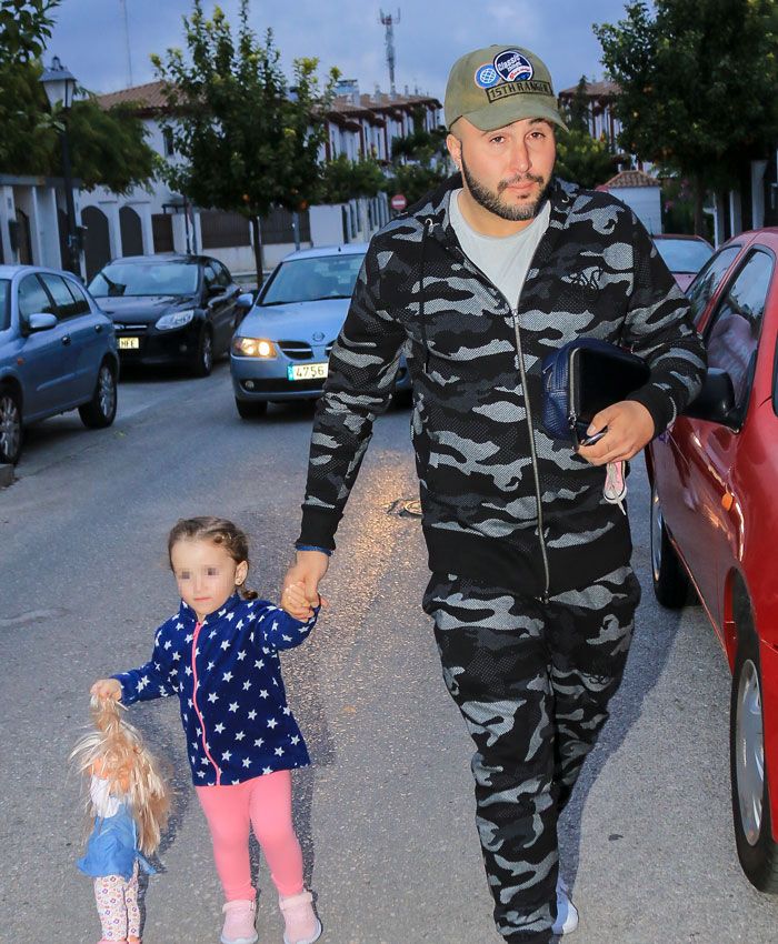 Kiko Rivera paseando con su hija Irene