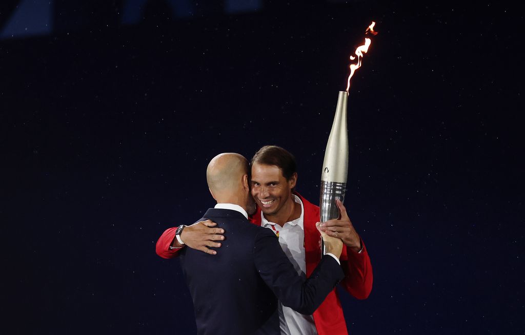 Zidane pasó el fuego olímpico a Rafael Nadal.