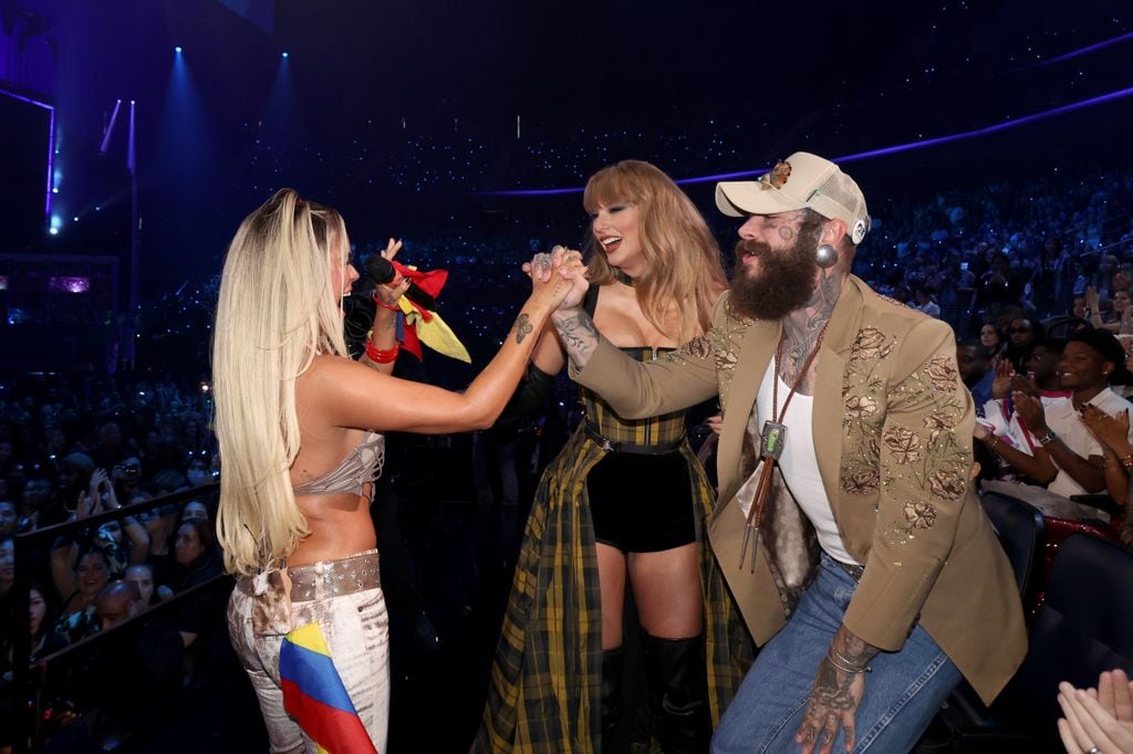 Karol G saco a bailar a Taylor Swift y Post Malone durante su actuación en los premios MTV Video Music Awards 2024 en Nueva York