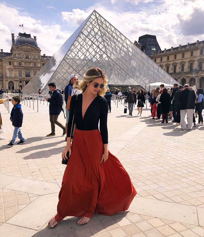 Rebecca Lima posando en el patio central del Museo del Louvre, en París