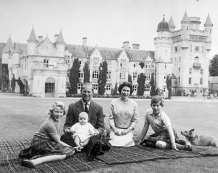 Isabel II, el duque de Edimburgo y sus hijos en Balmoral