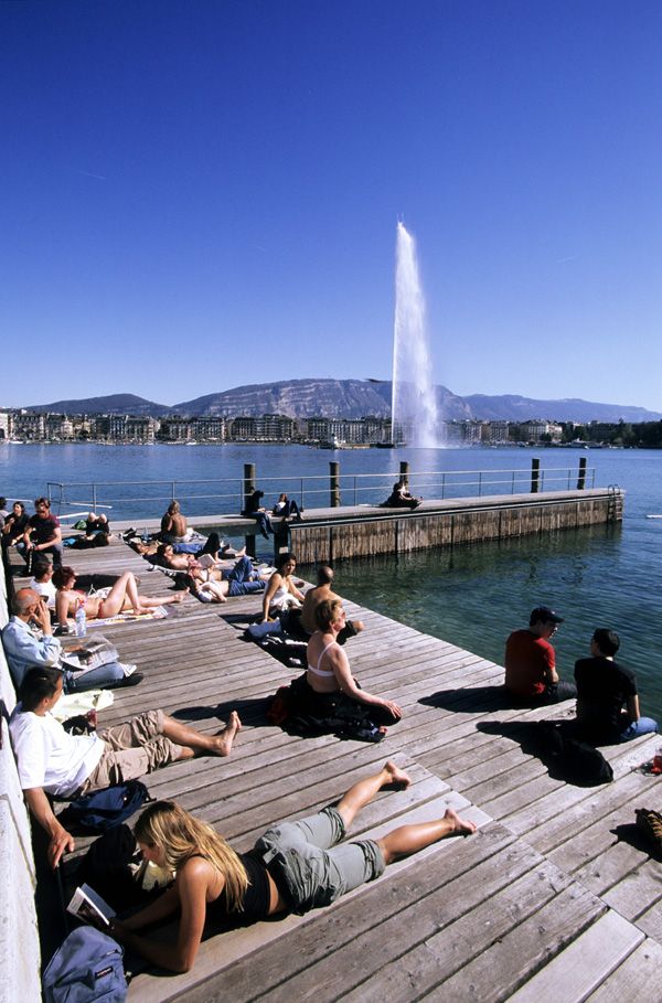 Bain des pâquis en el lago y en el centro de la ciudad, es la playa de Ginebra en verano y además un gran espacio wellness al que ir a comer, tomar algo, nadar, etc...Además de ir a tomar el sol o nadar se puede disfrutar de su zona wellness
