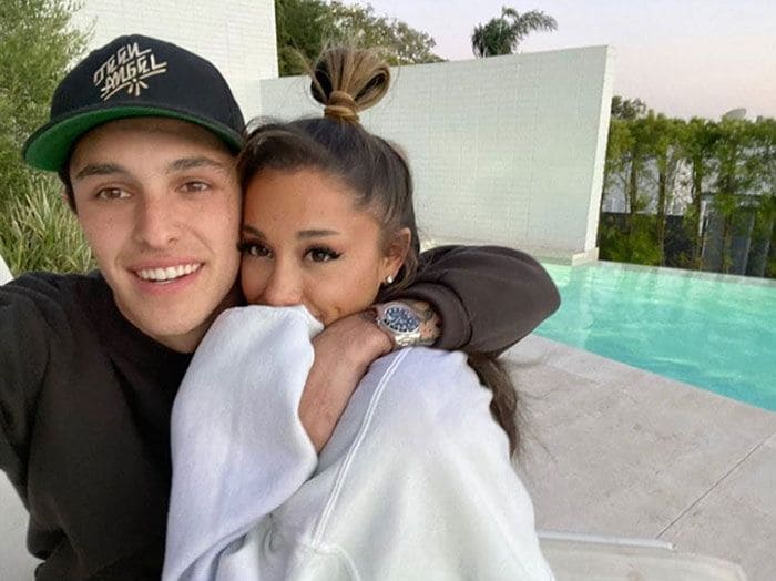 Ariana Grande no esconde estar enamorada y posa muy cariñosa con su novio