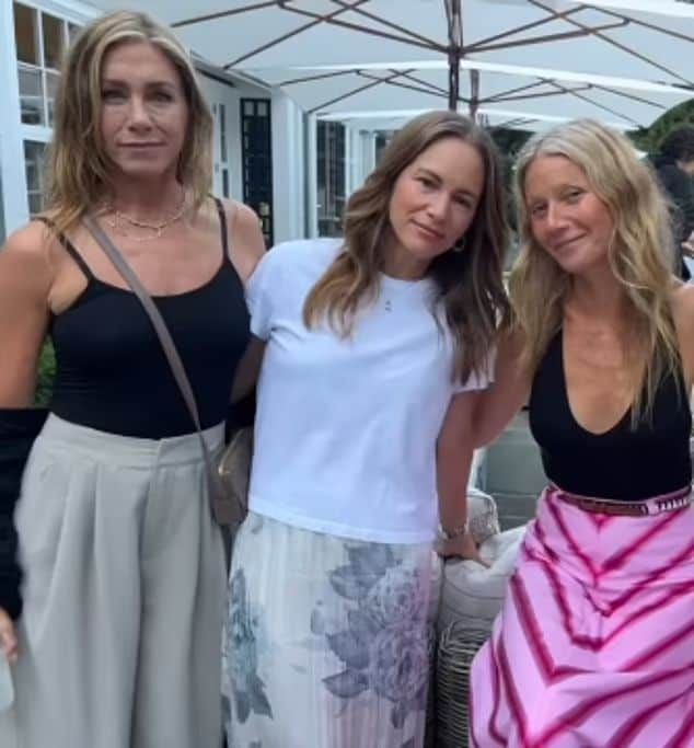 Jennifer Aniston y la mujer de Robert Downey Jr, Susan Downey, con Gwyneth; sorprende que Jennifer, que estuvo casada con Brad Pitt, esté entre los amigos íntimos de Paltrow