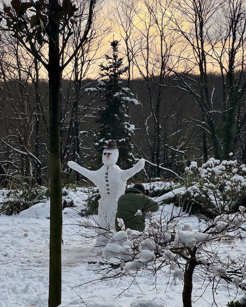 Kivanç Tatlıtuğ ha hecho dos muñecos de nieve