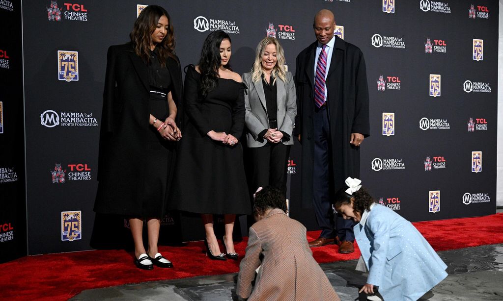 Natalia, Vanessa, Bianka Bryant y Capri Bryant con Jeanie Buss, Byron Scott