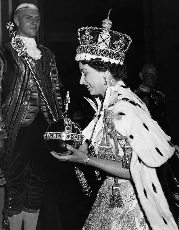 Isabel II en su coronación 