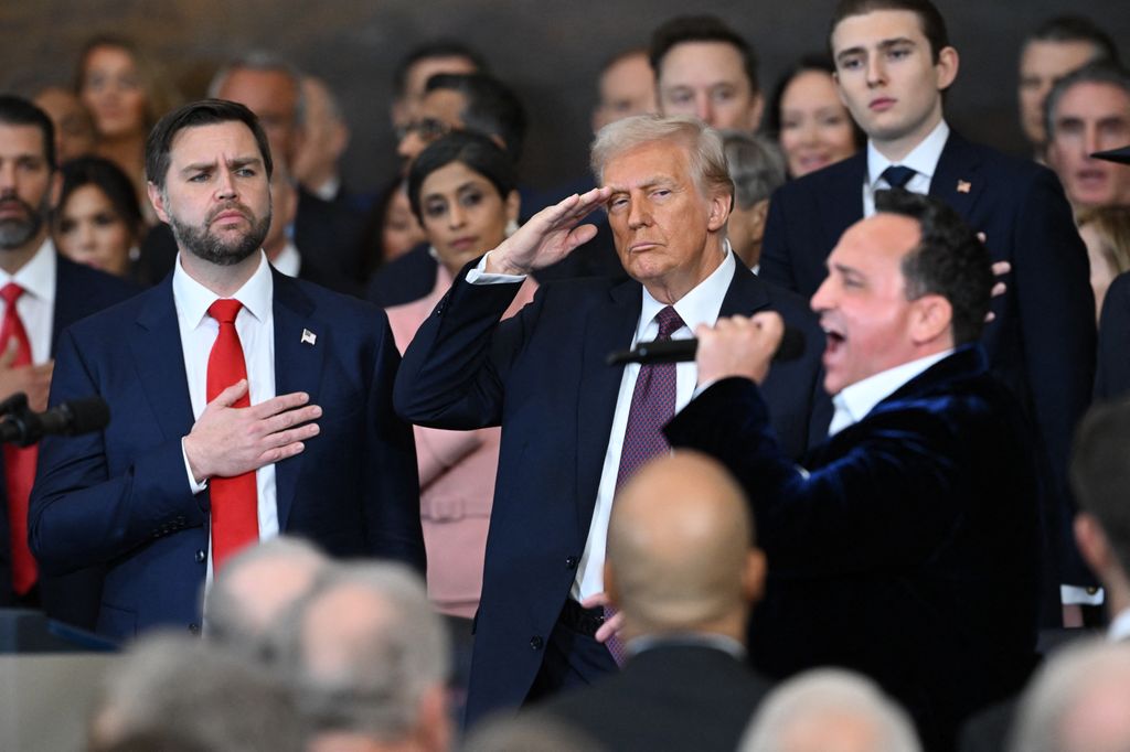 De izquierda a derecha, el vicepresidente JD Vance y el presidente Donald Trump de pie, mientras el tenor Christopher Macchio interpreta 'The Star-Spangled Banner', tras la juramentación de Donald Trump como presdiente de los Estados Unidos. 