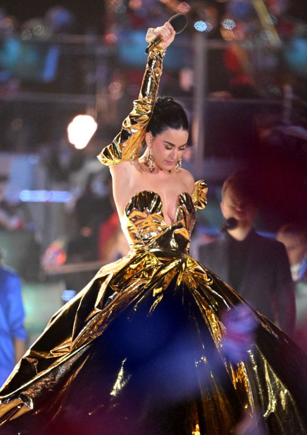 Katy Perry con vestido dorado de Vivienne Westwood en el concierto por la coronación de Carlos III