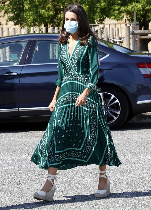 Reina Letizia con vestido verde de paisley