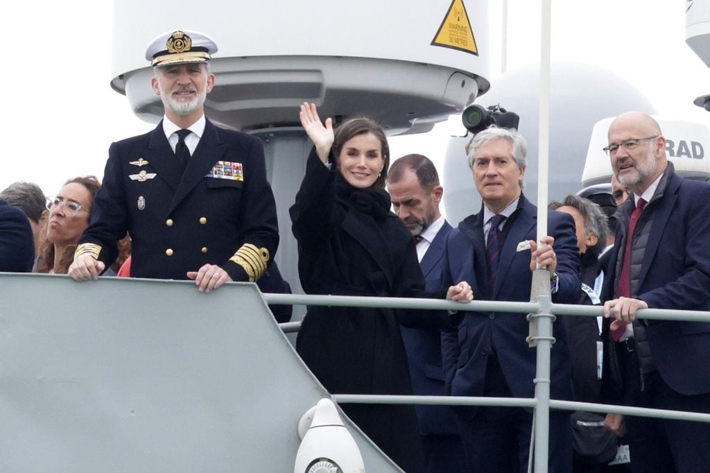 Los reyes y la princesa Leonor en la salida de Elcano