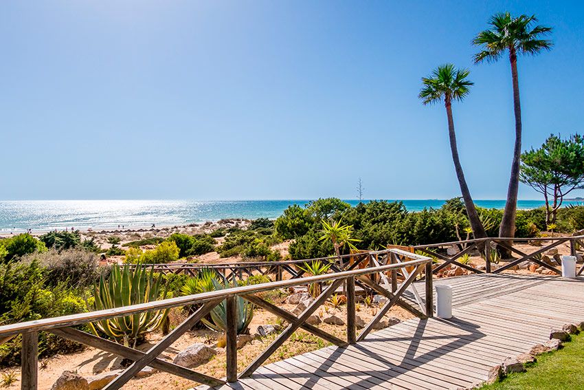 Dunas de arena que dan acceso a la playa de La Barrosa en Sancti Petri, Cádiz