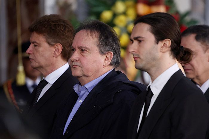 La familia junto a Rigau, Gina Lollobrigida funeral en Roma