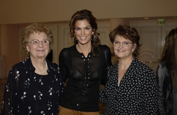 Una imagen de 2003 en la que se puede ver a Cindy Crawford con su madre, a la derecha, y su abuela, a la izquierda, tres generaciones de mujeres juntas en la misma imagen
