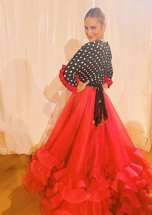 Alba Carrillo vestida de flamenca 
