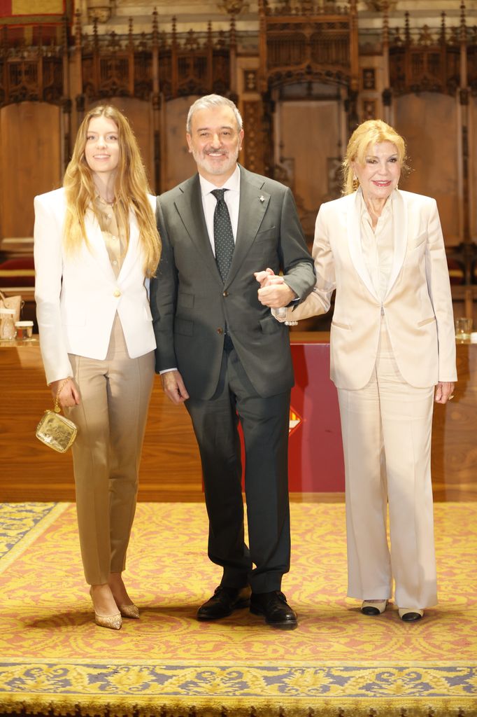 La Baronesa Thyssen, con su hija Carmen, en el Ayuntamiento de Barcelona, donde ha anunciado la apertura de un nuevo museo